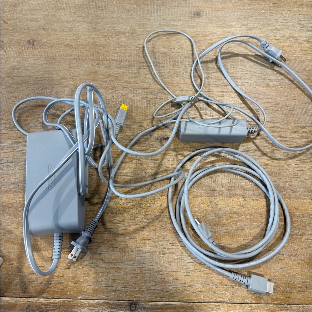 Nintendo Wii U Console Bundle - White and Gray - Picture 6 of 12
